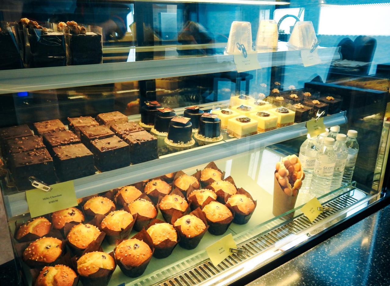 Gloria Residences Ion Delemen Гентинг-Хайлендс Экстерьер фото A display case of pastries