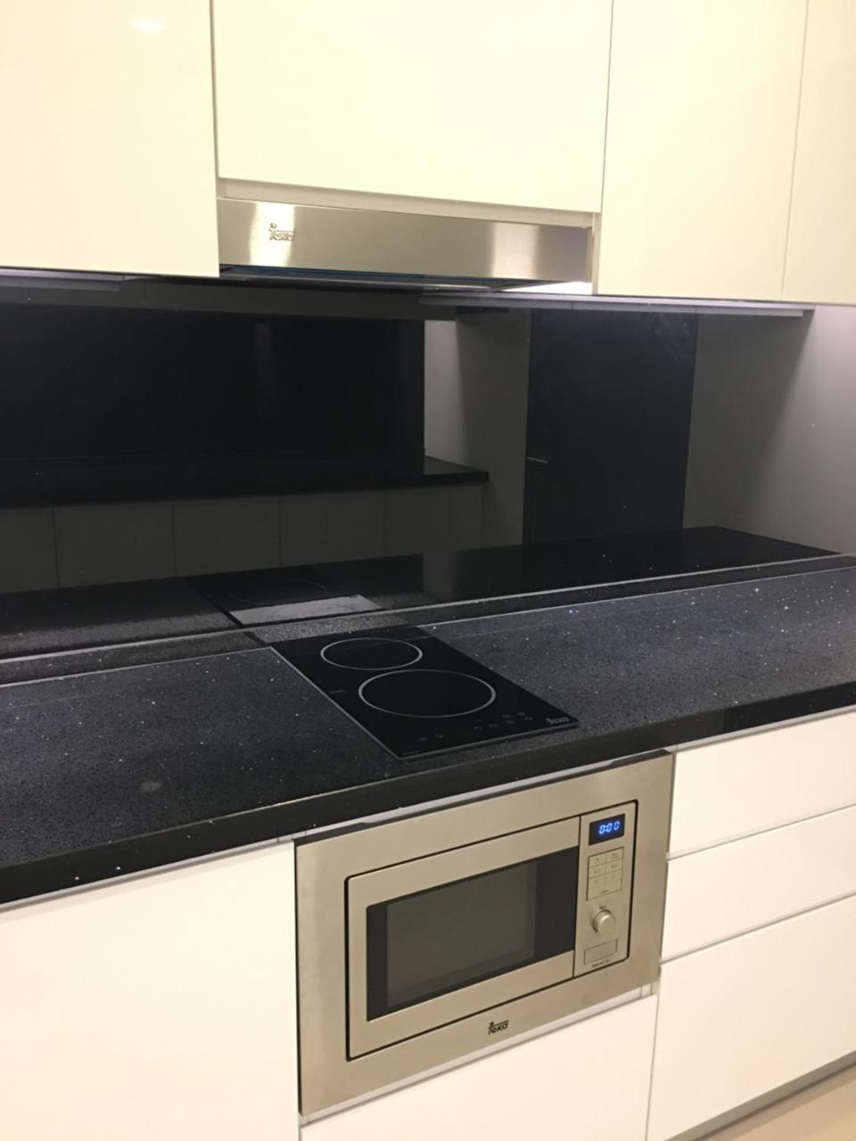 Gloria Residences Ion Delemen Гентинг-Хайлендс Экстерьер фото A black granite countertop