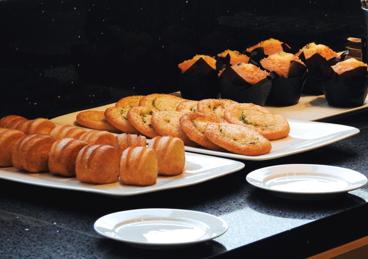 Gloria Residences Ion Delemen Гентинг-Хайлендс Экстерьер фото A selection of bread and muffins